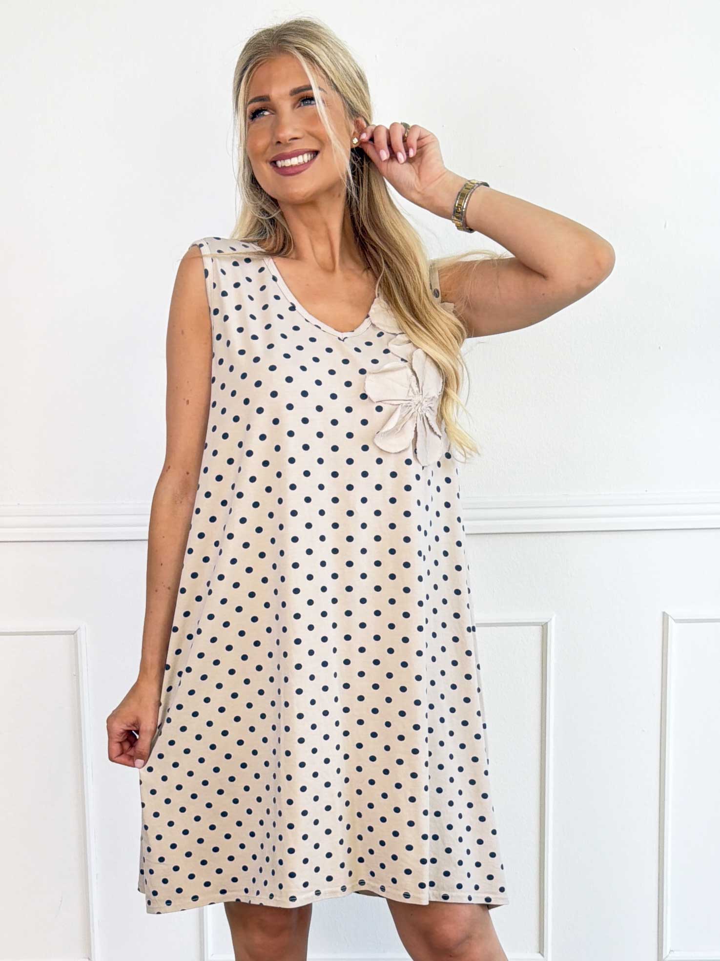 Maida - Plus size kjole i bomuld med prikker og fine blomster ved brystet